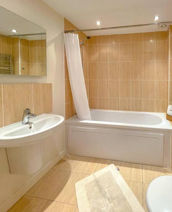 Soho Beach Apartment With Fabulous Sea View And 2 Minutes To The Beach With Free Parking And Netflix Bornemouth Extérieur photo